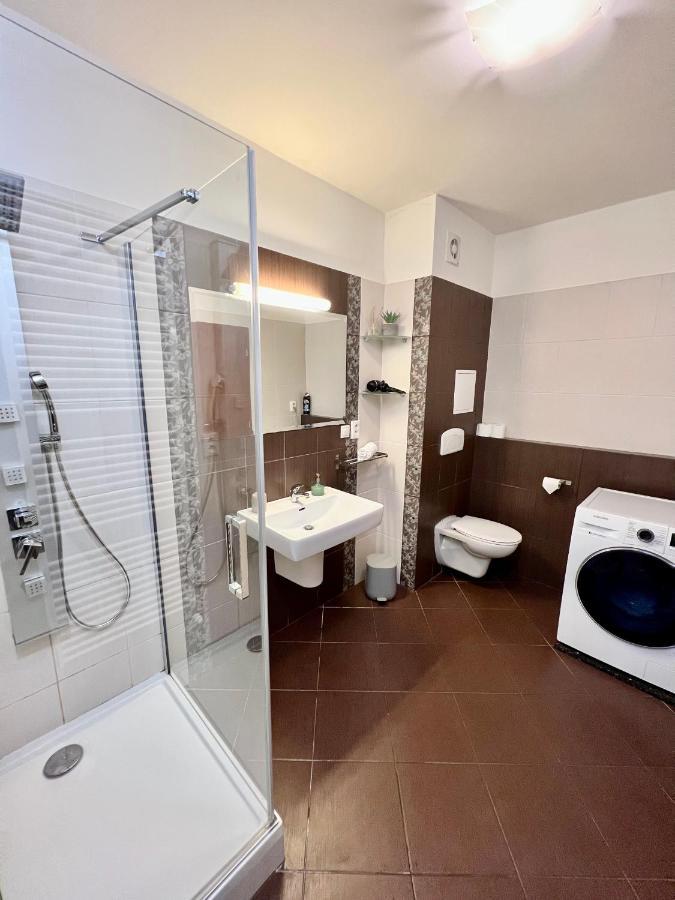 Bl Luxury Apartment, 24Hr Self Check-In, Free Private Garage Parking, Panoramic Views From Balcony, 5 Minute Walk To City Center Банска-Бистрица Экстерьер фото