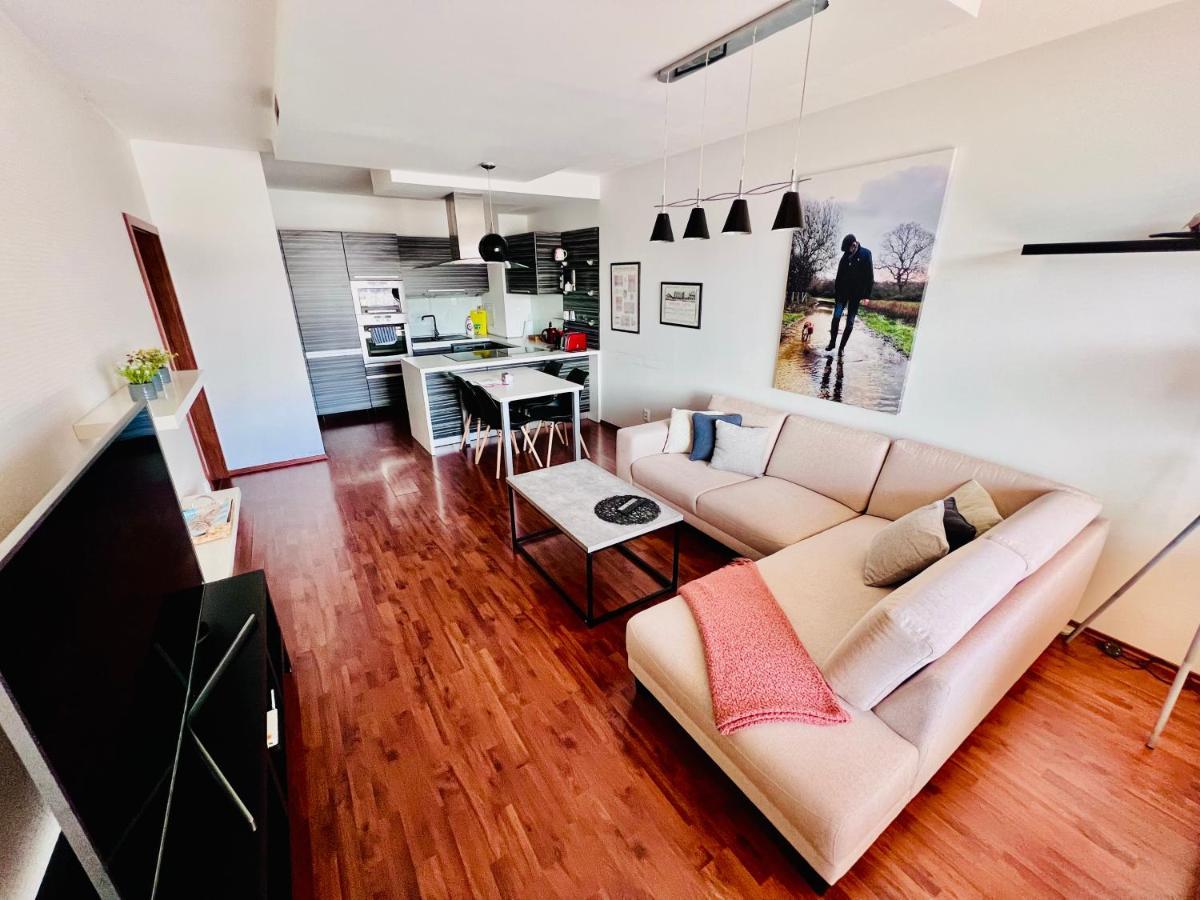 Bl Luxury Apartment, 24Hr Self Check-In, Free Private Garage Parking, Panoramic Views From Balcony, 5 Minute Walk To City Center Банска-Бистрица Экстерьер фото